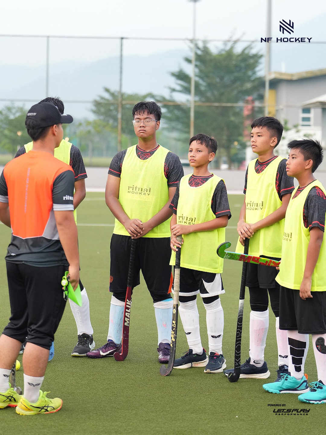 Pemain NF Hockey mendengar taklimat jurulatih